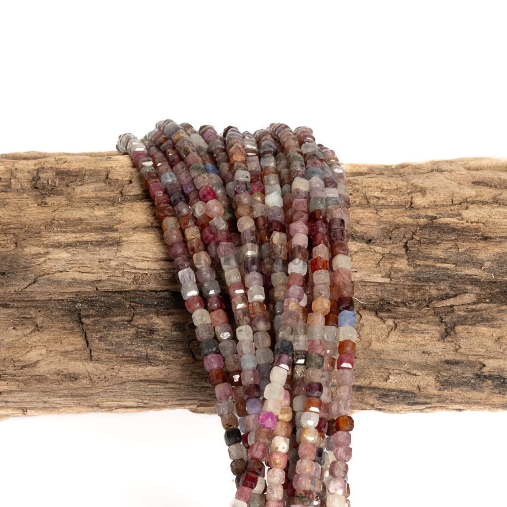 Rubín + safír 2,5mm kostky broušené půlšňůra Rubín + safír 2,5mm kostky broušené půlšňůra