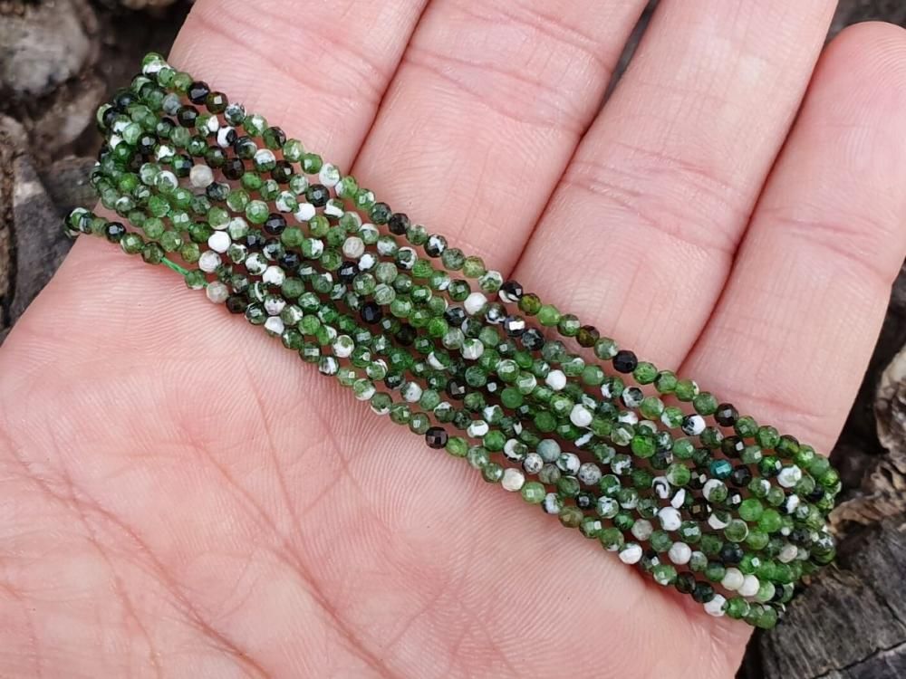 Diopsid korálky 2mm broušené zelenobílé šňůra