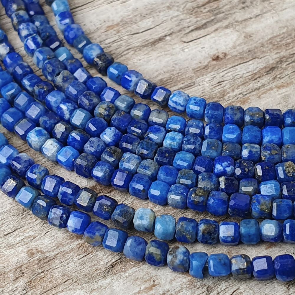 Lapis lazuli korálky 2,5mm kostky broušené půlšňůra