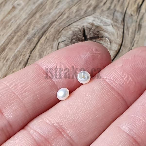 Perly n polovrtan button 4-5mm pr