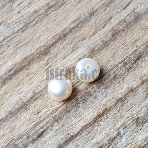 perly-riecne-polovrtane-button-7-8mm-splostene-smotanove-leskle-prirodne-par-na-nausnice-p