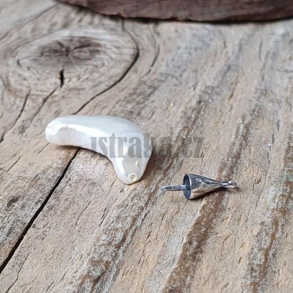 perla-riecna-polovrtana-10x18mm-mesiac-biely-perletovy-privesok-prirodny-leskly-neprav