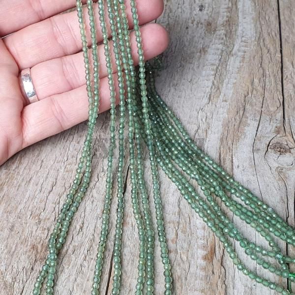 koralky-z-mineralu-apatit-zeleny-3mm-brusene-fazetovane-leskle-zelene-priesvitne-gulate-m