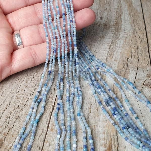 koralky-z-mineralu-opal-modry-2,5mm-brusene-fazetovane-leskle-modre-belase-biele-goralky