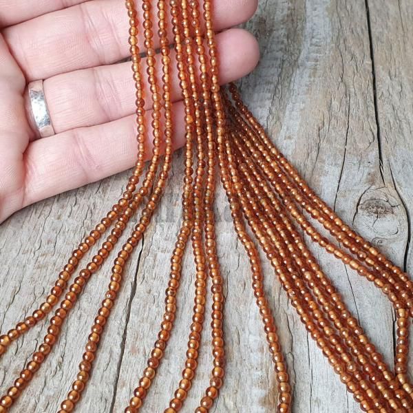 koralky-z-mineralu-hessonit-3mm-nebrusene-hladke-leskle-granat-hnedy-medove-zltohnede-gor