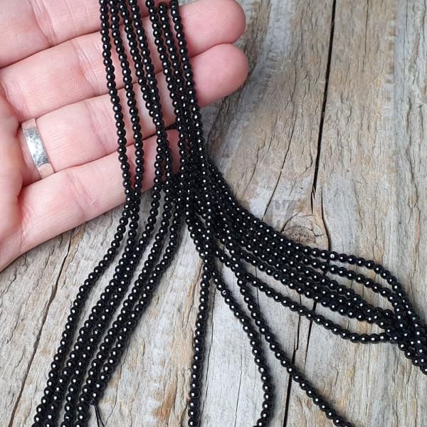 koralky-z-mineralu-turmalin-cierny-3mm-nebrusene-hladke-leskle-cierne-gulate-goralky