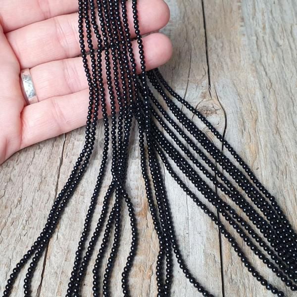 koralky-z-mineralu-onyx-2mm-nebrusene-hladke-leskle-cierne-mini-goralky-