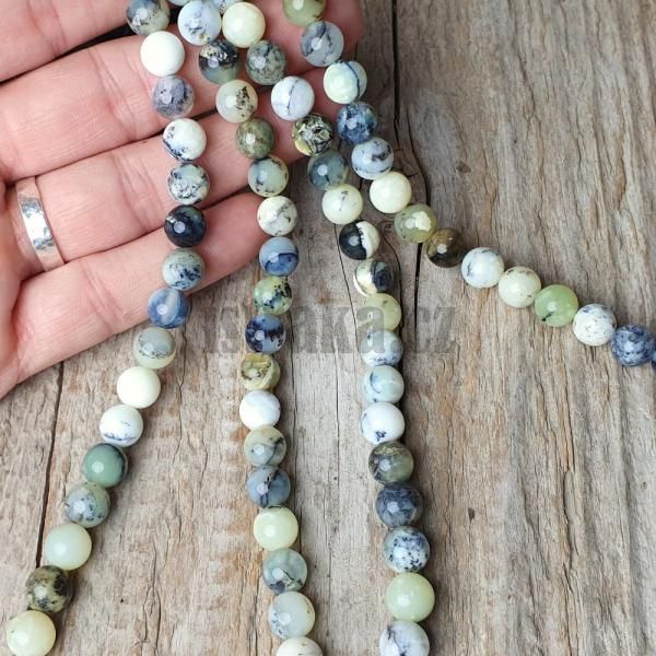 koralky-zmineralu-opal-zeleny-8mm-mix-farieb-leskle-strakate-zelenobiele-cierne-hladke-ne