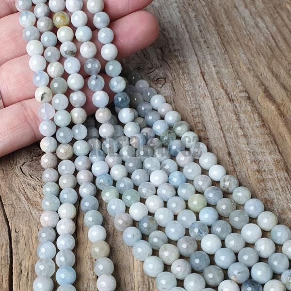 koralky-z-akvamarinu-belase-mliecne-modre-mix-farieb-leskle-hladke-6mm