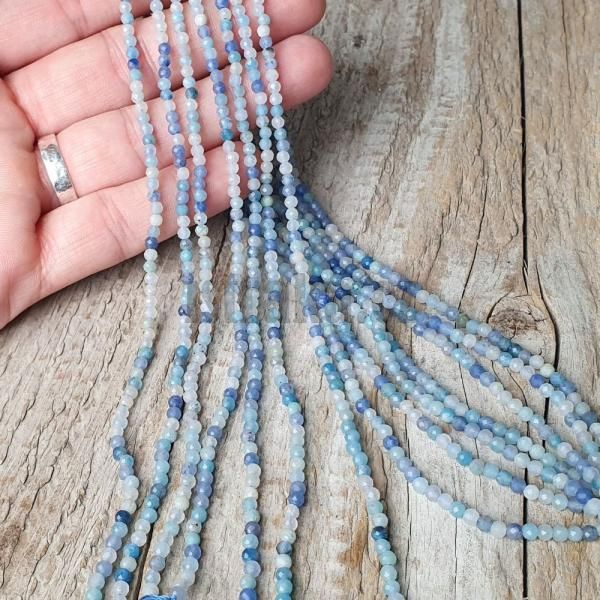 koralky-z-mineralu-opal-modry-3mm-brusene-fazetovane-leskle-modre-belase-biele-goralky-