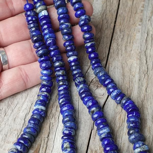 koralky-z-prirodneho-mineralu-lapis-lazuli-nepravidelne-rondelky-ploche-modre-leskle-hladk