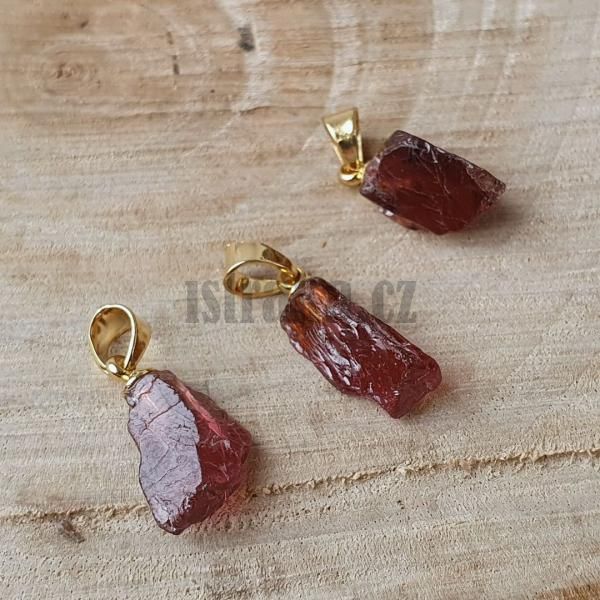 privesok-surovy-granat-mineral-so-zlatou-slupnou-z-nereze-bordovy