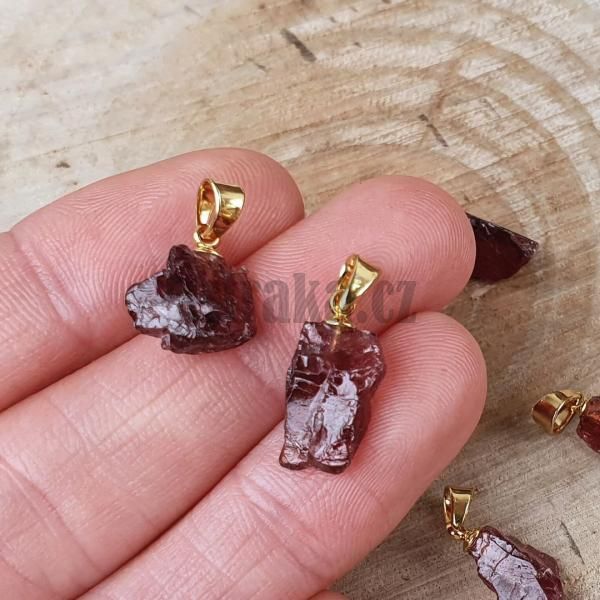 privesok-surovy-granat-mineral-so-zlatou-slupnou-z-nereze-bordovy-