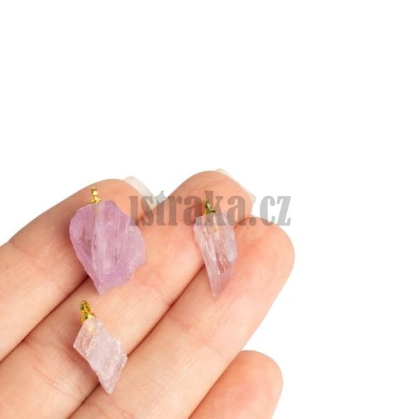 2336-Kunzit-surovy-miniprivesok-so-zlatym-ockom-z-nerezovej-ocele-2