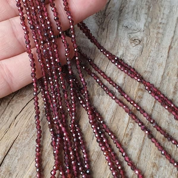 minikoralky-z-mineralu-granat-2,5mm-brusene-fazetovane-leskle-na-naramok-nahrdelnik-choker