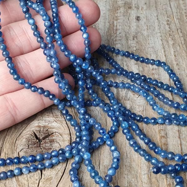 koralky-z-mineralu-kyanit-4mm-leskle-modre-krasne-tmavomodre-hladke-nebrusene-goralky-