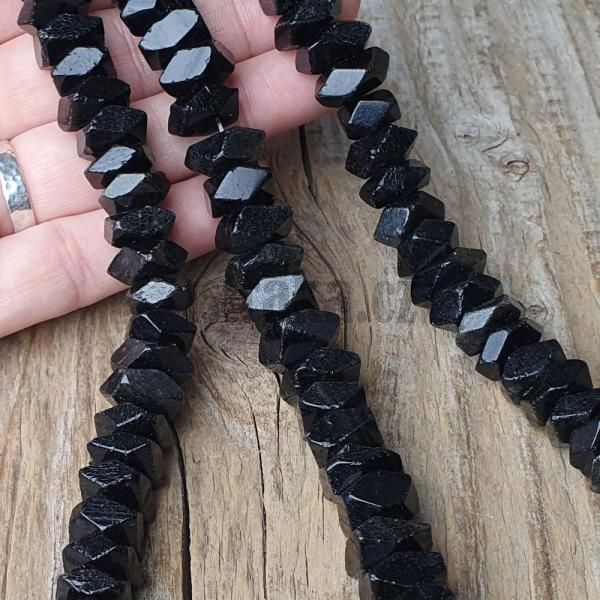 koralky-z-mineralu-cierny-obsidian-brusene-sutre-cierne-leskle-hranate-ploche-goralky-