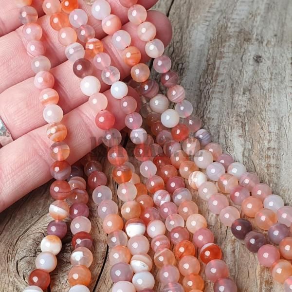 koralky-z-prirodneho-mineralu-achat-botswana-ruzovy-6mm-leskle-svetlooranzove-sedoruzove-