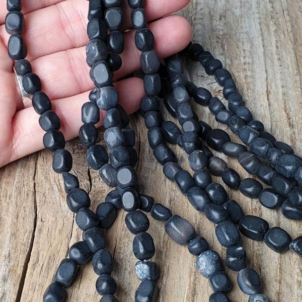 koralky-z-mineralu-onyx-tromlovane-kvadre-obdlzniky-cierne-zmatnene-nepravidelne-hladke-