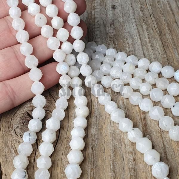 koralky-z-mineralu-mesacny-kamen-biely-8mm-diamantovy-vybrus-fazetovane-leskle-biele-gora