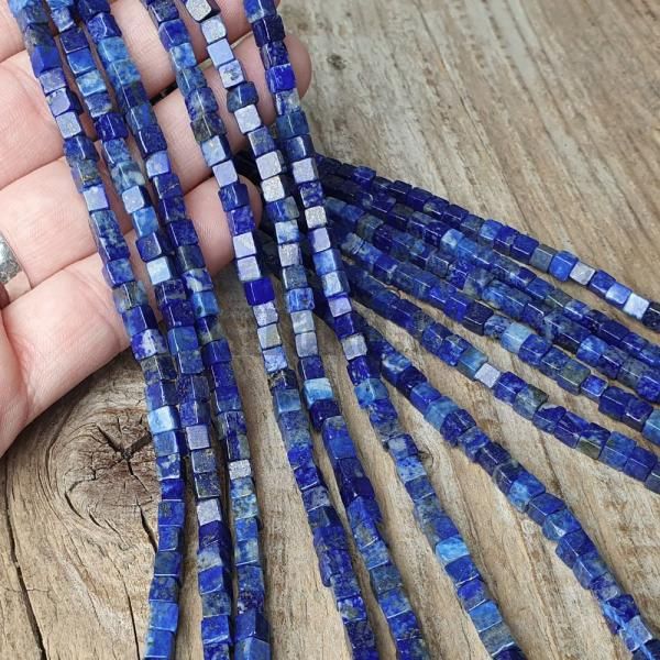 koralky-z-prirodneho-mineralu-lapis-lazuli-kocky-hladke-modre-zlate-sive-leskle-goralky-