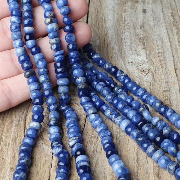 koralky-z-mineralu-sodalit-rondelky-nepravidelne-modre-belase-leskle-6x4mm-hladke-goralky