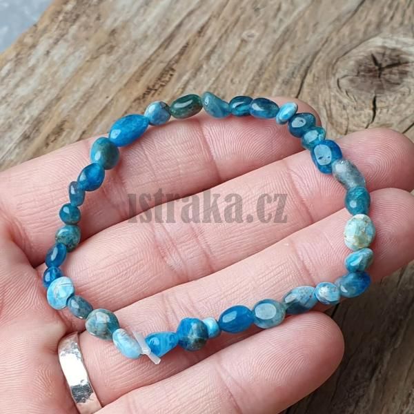 naramok-z-mineralu-apatit-nugety-4x6mm-tyrkysovy-modry-elasticky-na-gumicke-damsky