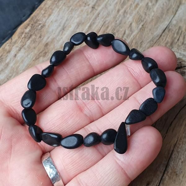 naramok-z-prirodneho-mineralu-sungit-nugety-nepravidelne-6x8mm-elasticky-na-gumicke-ciern