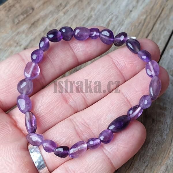 naramok-z-prirodneho-mineralu-ametyst-nugety-nepravidelne-6x8mm-elasticky-na-gumicke-lila