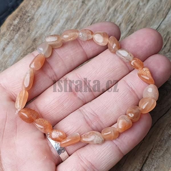 naramok-z-prirodneho-mineralu-slnecny-kamen-nugety-6x8mm-elasticky-na-gumicke-lososovy-