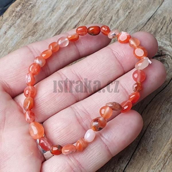 naramok-z-mineralu-achat-cerveny-nugety-6x8mm-nepravidelne-elasticky-na-gumicke-oranzovy-