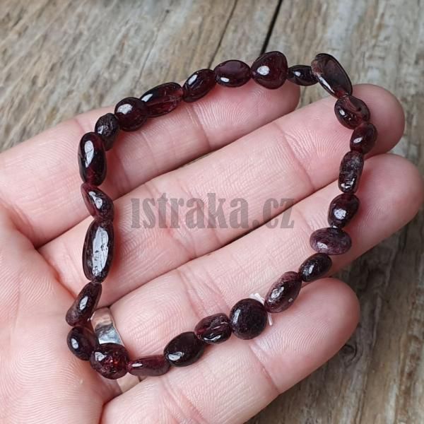 naramok-z-prirodneho-mineralu-granat-nugety-bordovy-vinovy-elasticky-na-gumicke-