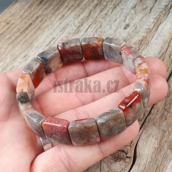 naramok-kamen-chryzantemovy-plochy-stvorce-elasticky-leskly-cervenosedy-farebny-vyrazny-