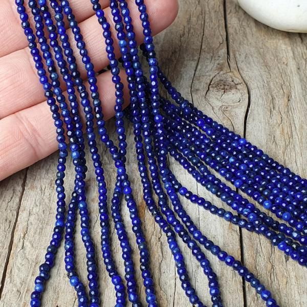 koralky-z-mineralu-lapis-lazuli-2,5mm-hladke-leskle-gulate-tmavomodre-minigoralky-