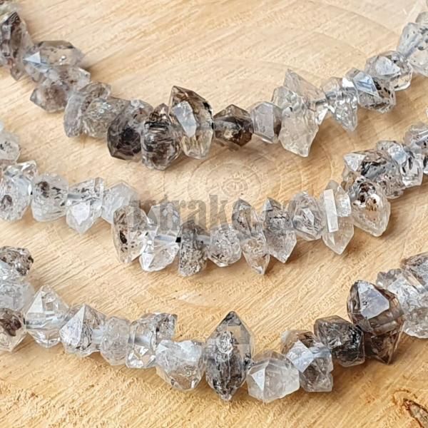 koralky-z-prirodneho-kristalu-herkimer-diamond-s-rutilom-ciernobiele-leskle-sede-nepravide