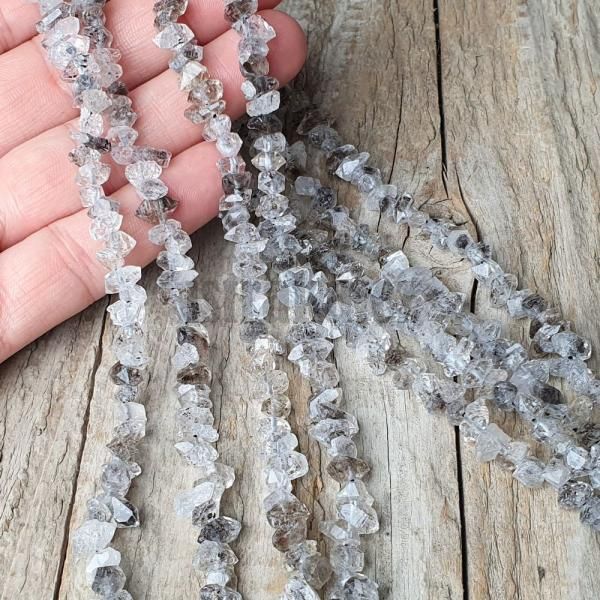 koralky-z-prirodneho-kristalu-herkimer-diamond-s-rutilom-ciernobiele-leskle-sede-nepravid