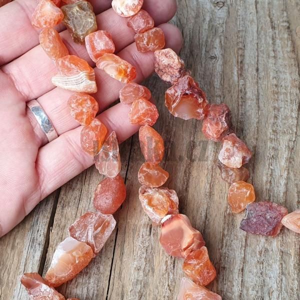 koralky-z-prirodneho-mineralu-karneol-surove-kamene-oranzove-nepravidelne-neopracovane-
