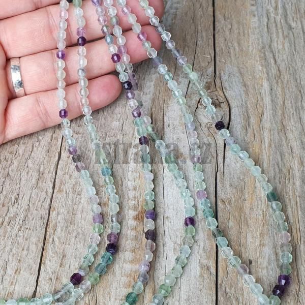 koralky-z-mineralu-fluorit-4mm-bruseny-sudok-fazetovany-leskle-farebne-zelene-fialove-men