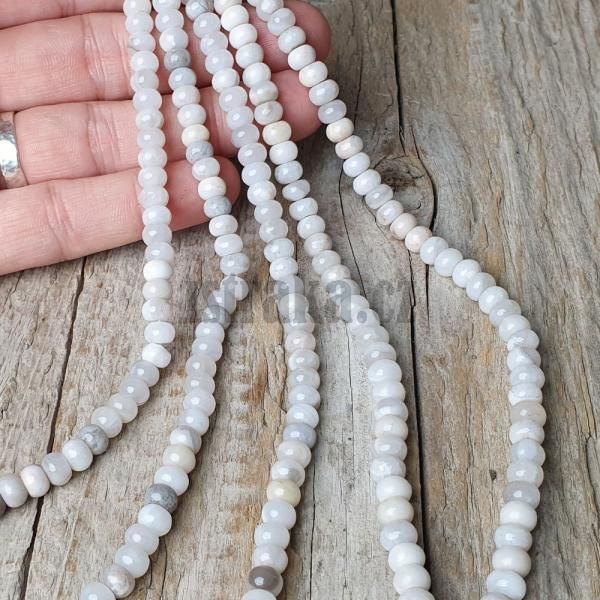 koralky-z-mineralu-achat-biely-4x6mm-tucne-rondelky-leskle-hladke-sedobiele-sive-mliecne-