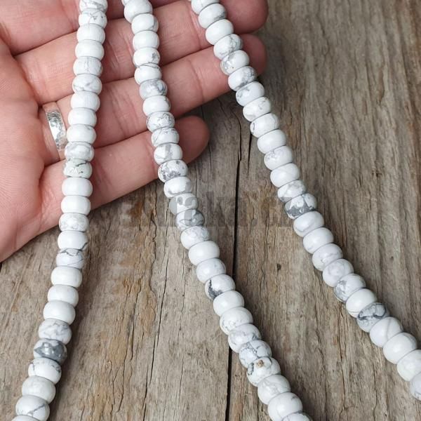 koralky-z-mineralu-howlit-rondelky-5x8mm-tucne-hrube-oble-leskle-sedobiele-sive-mramorove