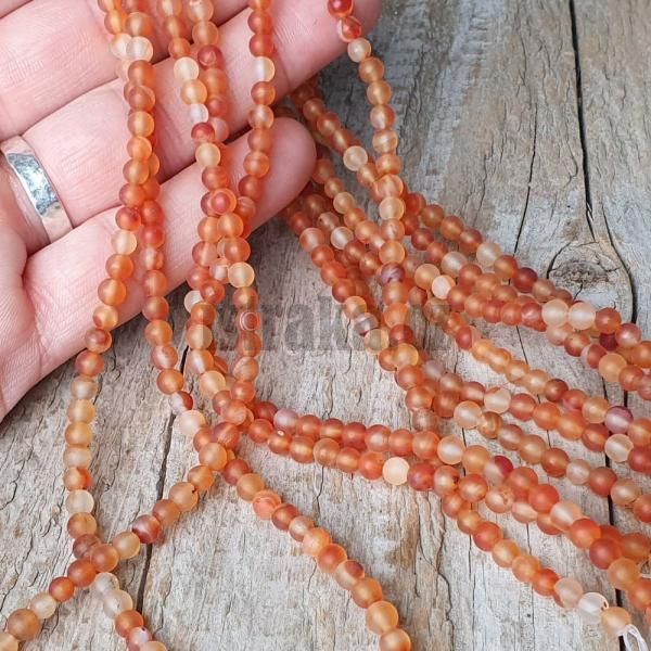 koralky-z-mineralu-karneol-svetly-4mm-matne-hladke-nebrusene-oranzove-zlte-biele-zmatnene