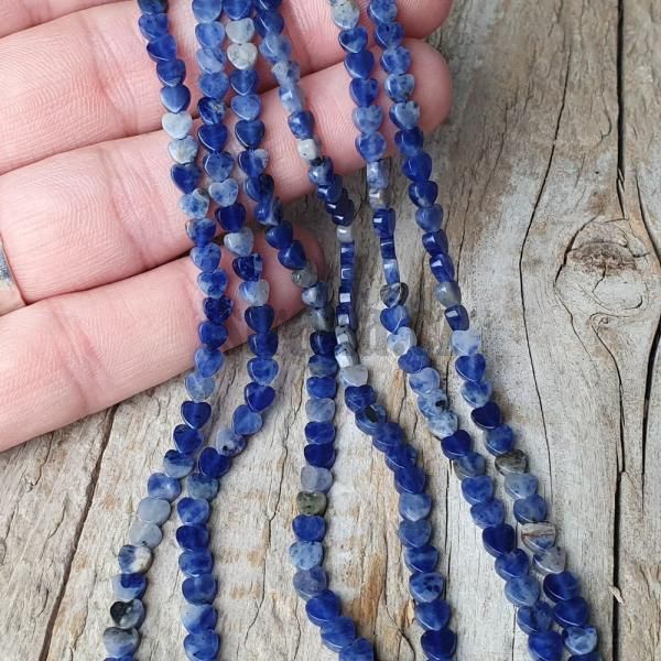koralky-z-mineralu-sodalit-srdiecka-4mm-ploche-modre-sede-sive-tmavomodre-goralky-