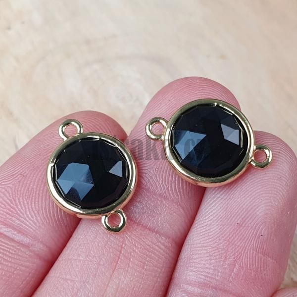 medzikus-z-mineralu-onyx-placka-so-zlatym-ramom-16x12mm-leskly-cierny-bruseny-vypukly