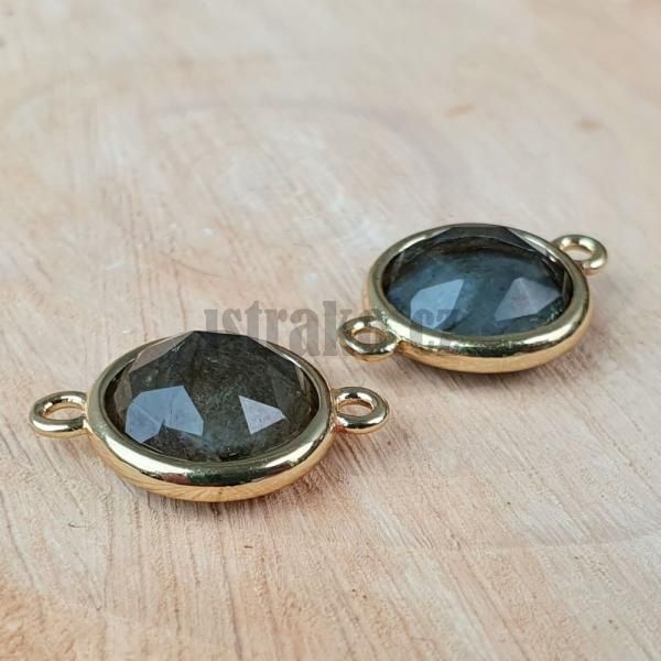 medzikus-z-mineralu-labradorit-placka-so-zlatym-ramom-16x12mm-leskly-zelenosedy-vypukl