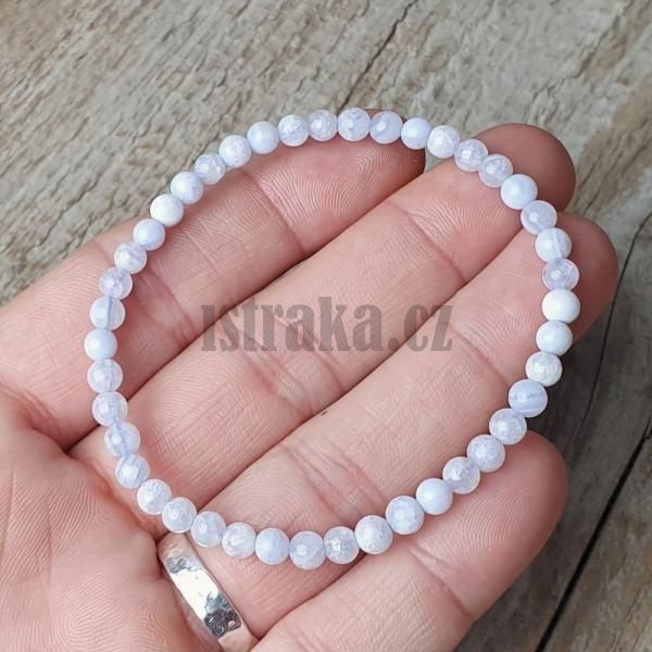naramok-z-mineralu-chalcedon-4mm-elasticky-leskly-belasy-svetlomodry-modrobiely-damsky