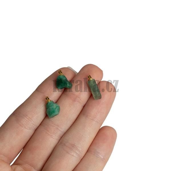 4022-smaragd-surovy-miniprivesok-so-zlatym-ockom-2