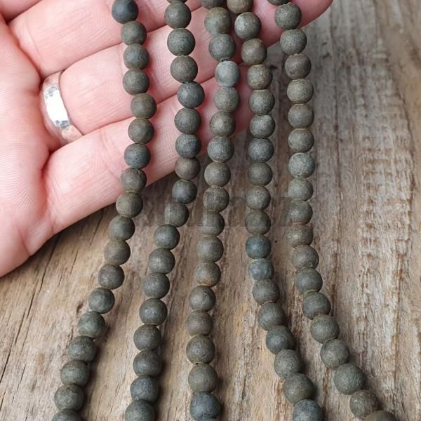 koralky-z-prirodneho-pyritu-6mm-matne-bronzove-gulate-hladke-nelestene-tazke-tmave-goralk