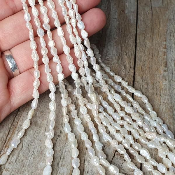 koralky-prirodne-riecne-perly-4x6mm-vrubkovane-nepravidelne-smotanove-leskle-podlhovaste-