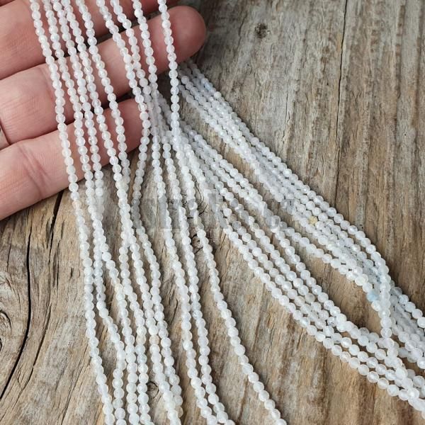 koralky-z-mineralu-mesacny-kamen-2,5mm-biele-mix-brusene-fazetovane-gulate-minigoralky-