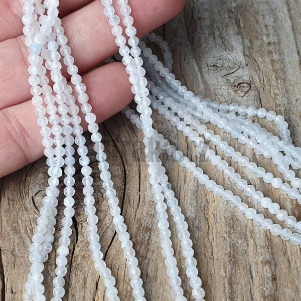 koralky-z-mineralu-mesacny-kamen-3mm-brusene-biele-mix-belase-fazetovane-goralky-